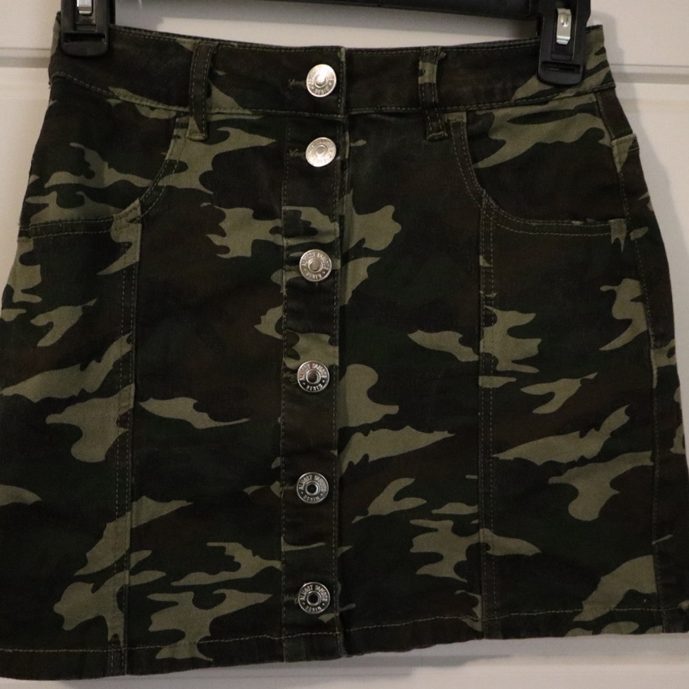 Almost famous camo skirt